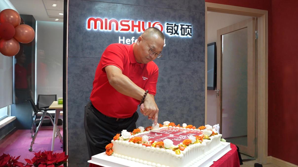 執刀切禧.jpg 執刀切禧.jpg